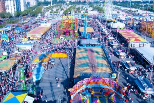 calle del infierno de la feria de abril de sevilla, fiestas españa