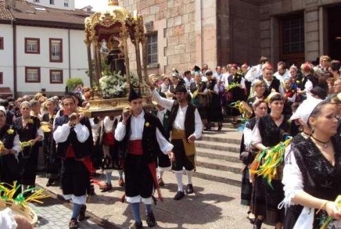 Resultado de imagen de Fiesta de San Antonio de Padua (Cangas de OnÃ­s)