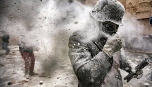 “Els Enfarinats” en IBI: No están locos, pero lo parecen.