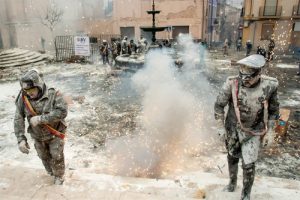 “Els Enfarinats” en IBI: No están locos, pero lo parecen.