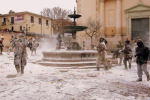 “Els Enfarinats” en IBI: No están locos, pero lo parecen.